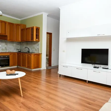 Cozy In The Heart Of ! 티라나